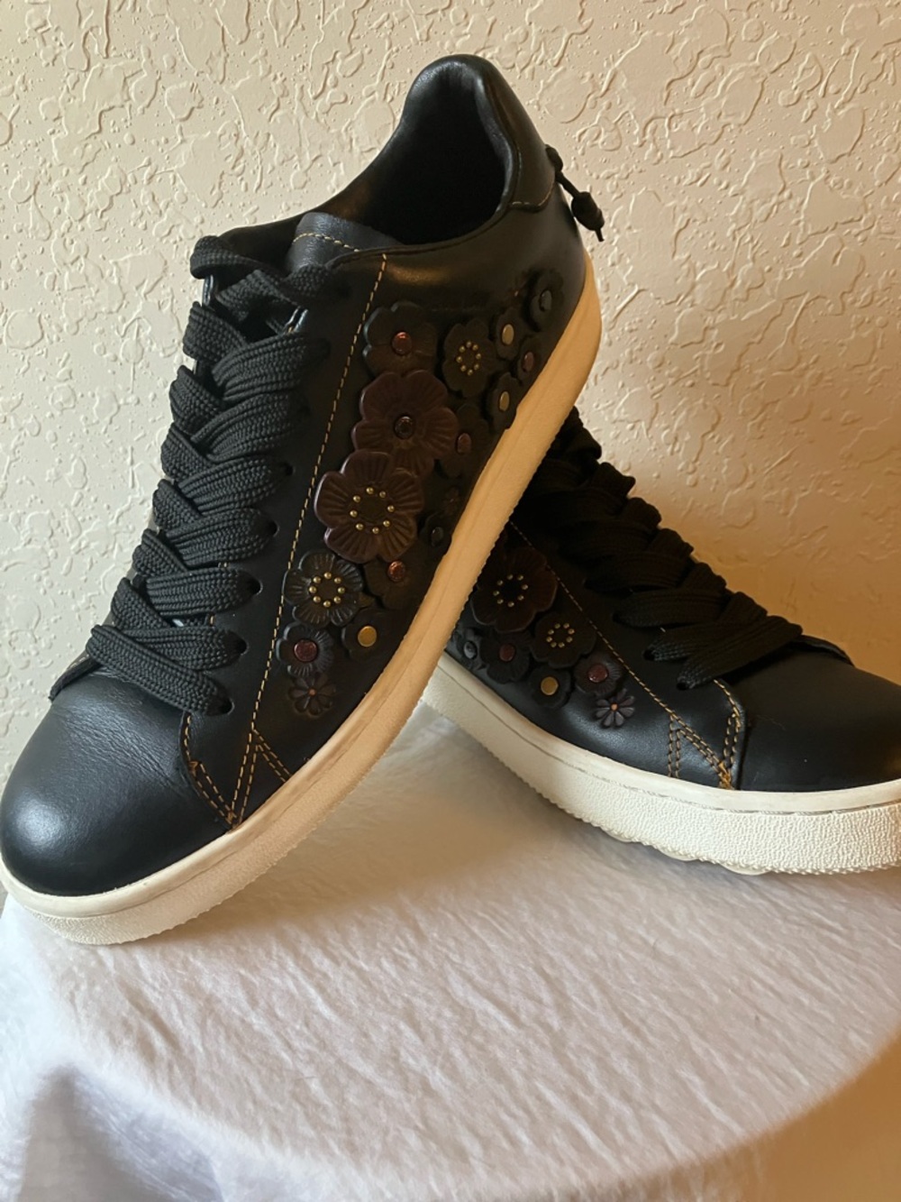 Coach: Black Leather (G1234) Tea Rose Floral Appliqué Sneakers- IOB- 8.5 - Picture 3 of 16